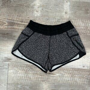 Lululemon Tracker Short IV Freckle Flower Black White / Black Size 4